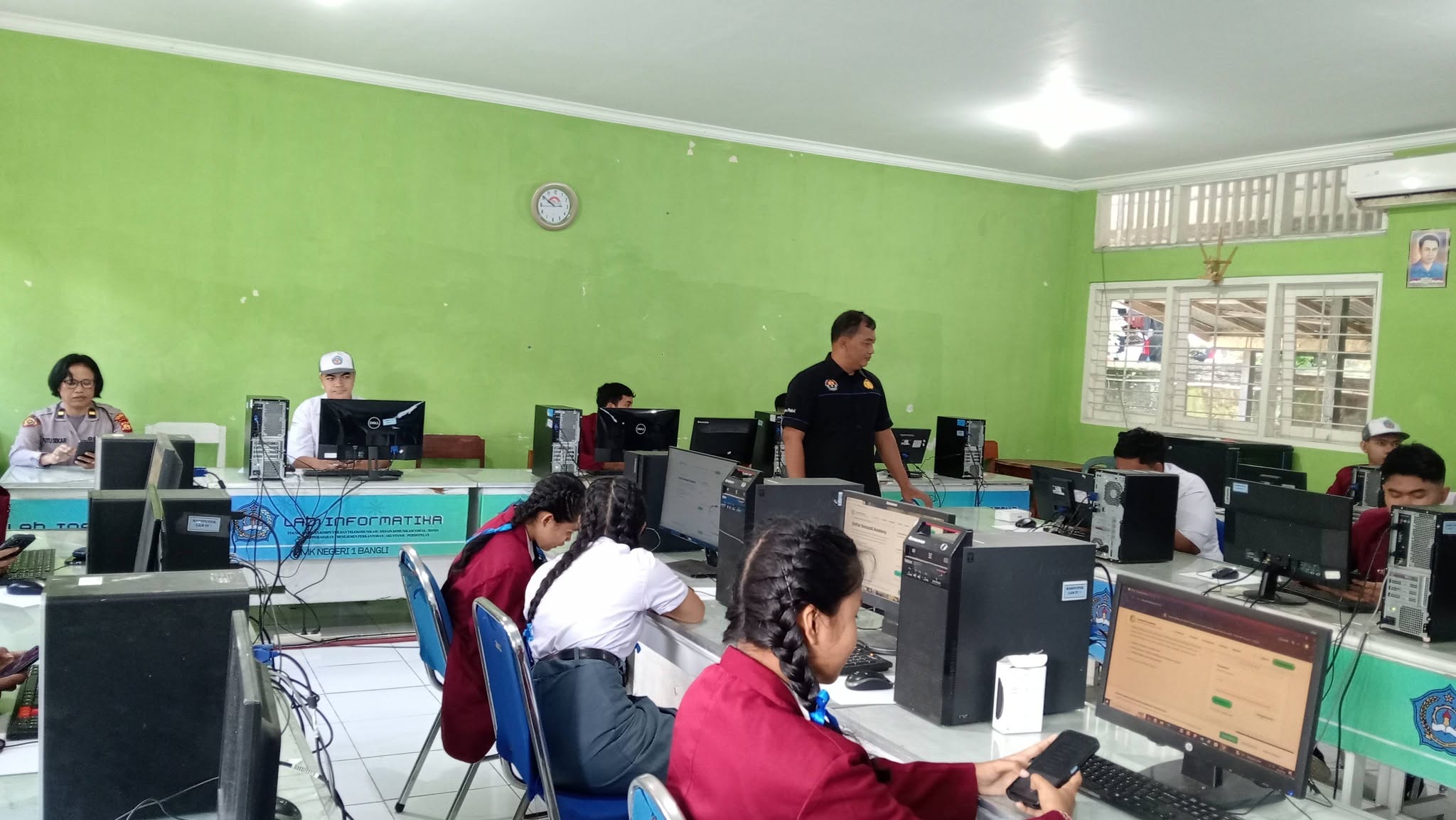 POLRES BANGLI GELAR SOSIALISASI PEMAHAMAN ARTIFICIAL INTELLIGENCE (AI) BAGI SISWA KELAS XI SMKN 1 BANGLI